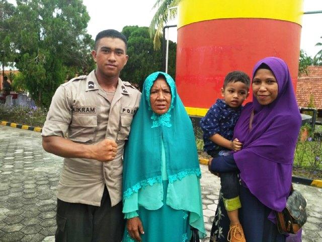 Dilantik Jadi Polisi, Anak Pemulung Bersujud di Kaki Ibunya