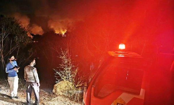 Tiupan Angin Perbesar Kobaran Api di Lahan Kosong Teluk Uma Karimun