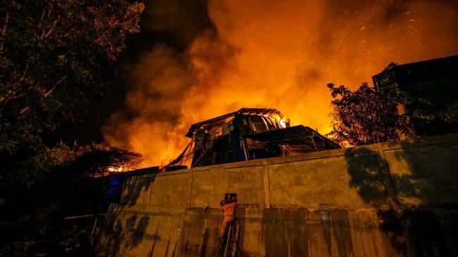 Damkar Ungkap Penyebab Nyala Api Lebih 12 Jam yang Hanguskan Pabrik Kertas 