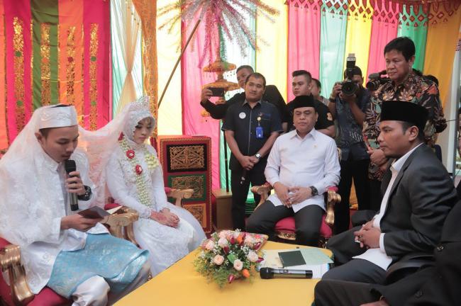 Pasangan Ini Grogi, Menteri dan Walikota Jadi Saksi Pernikahan Mereka