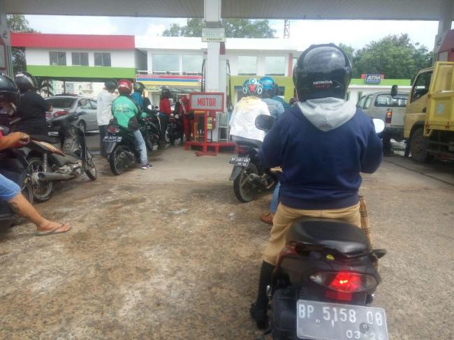 Pengendara Rela Basah-basahan Antre Premium di SPBU