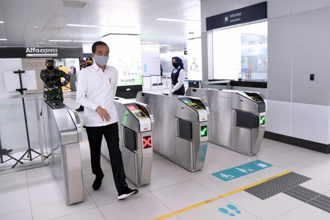 Jokowi Tinjau Kesiapan Pendisiplinan Protokol Kesehatan di Stasiun MRT