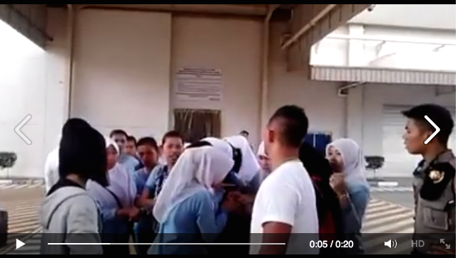 [VIDEO] Oknum Polisi Terekam Kamera Jambak Rambut Karyawati PT Philips Muka Kuning Batam