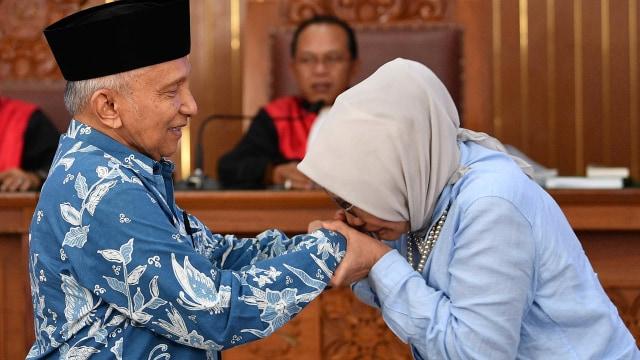 Saat Ratna Sarumpaet Cium Tangan Amien Rais