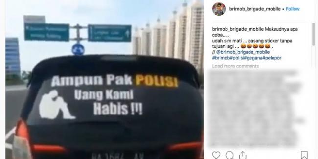 Polisi Setop Mobil Berstiker `Ampun Pak Polisi Uang Kami Habis`