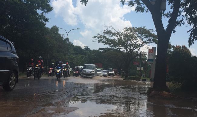 Banjir Bikin Simpang Kabil Macet Parah