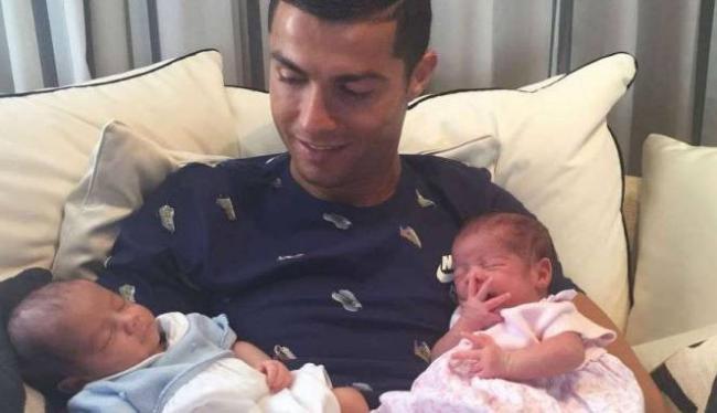 Ronaldo Kenalkan Bayi Kembar, Siapa Ibunya?