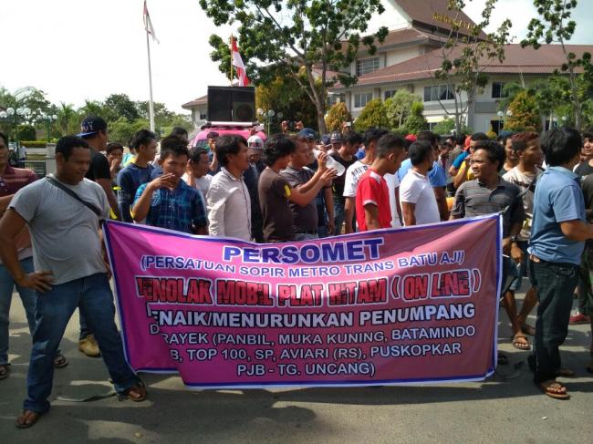 Belasan Sopir Angkot di Batam Demo Keberadaan Taksi Online