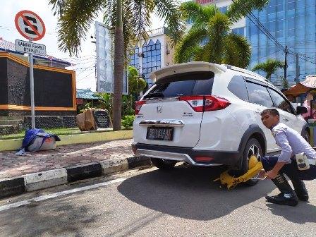 Parkir di Lokasi Larangan, Mobil Ini Digembok Petugas Dishub Tanjungpinang