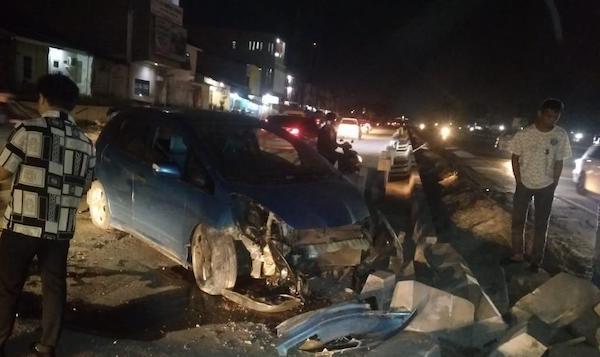 Mobil Jazz Rusak Parah Tabrak Material Pelebaran Jalan, Korban: Batunya Terlalu Tengah