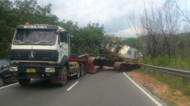[Jurnalisme Warga] Macet, Trailer Bermuatan Alat Berat Kecelakaan di Southlink Tiban