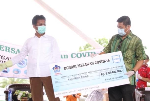 Ketua Apindo Kepri Serahkan Rp 5 Miliar dan 200 Ribu Masker ke Wali Kota Batam 