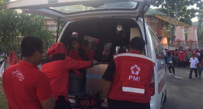 Puluhan Pingsan di Kampanye Jokowi, Tim Medis Kewalahan, Korban: Panas Loh Mas