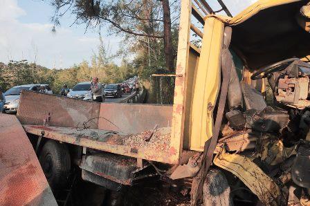 Deretan Foto Kecelakaan Truk Pengangkut Semen di Seiladi