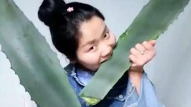  Parah! Perempuan Ini Live Makan Tanaman Beracun