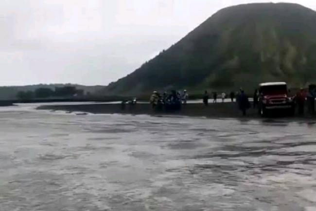 Lautan Pasir Gunung Bromo Mendadak Jadi Sungai
