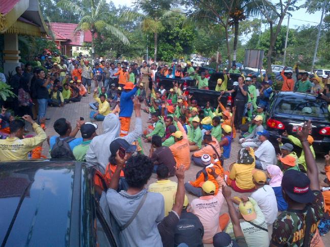 Petugas Kebersihan Kecewa Dipotong Jutaan Rupiah