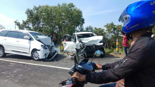 Laka Maut 2 Mobil di Lintas Barat Bintan, Korban Tewas Terjepit