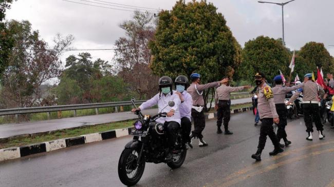 Pasangan ARAH Berkendara di Tengah Guyuran Hujan ke KPU Karimun