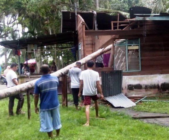 Angin Kencang Landa Bintan, Rumah Junaidi Hancur Tertimpa Pohon Kelapa