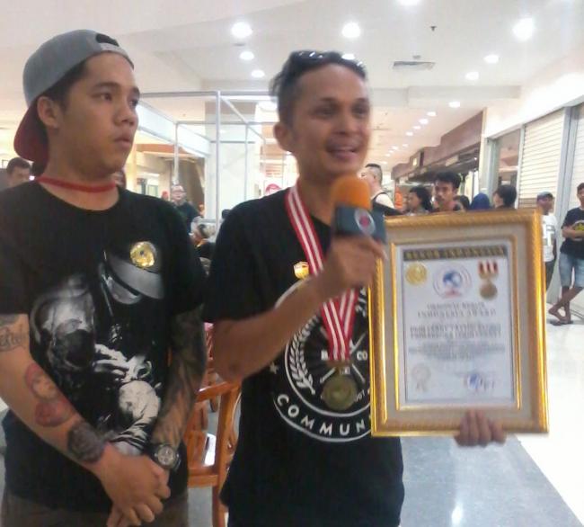 Raih Rekor ORI, Prim Ferry Ahli Menato dengan Kedua Tangan Berbarengan