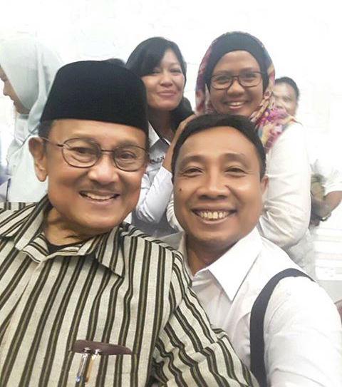 Ketika BJ Habibie Jadi Objek Selfie Wartawan hingga Direktur BP Batam