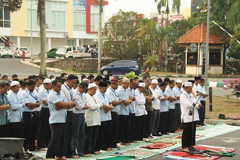 Foto-foto Prosesi Salat Minta Hujan di Depan Kantor PT ATB Batam