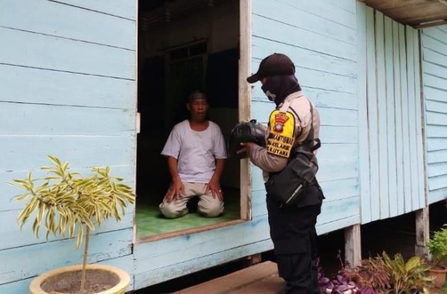 Polres Natuna Bagikan Paket Sembako Untuk Warga Kurang Mampu di Kelarik