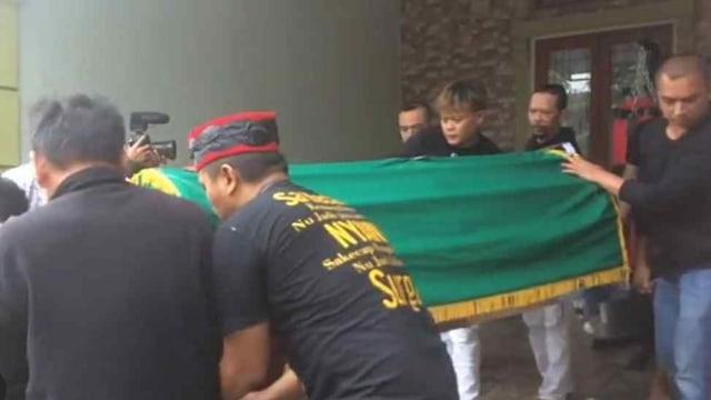 Sule Menahan Tangis saat Usung Keranda Jenazah Mantan Istrinya
