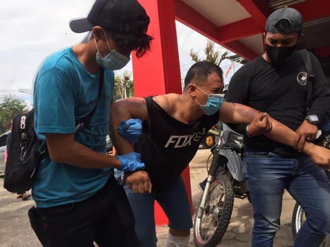 Penjambret Berbadan Tambun Ini Tertatih Digelandang Polisi