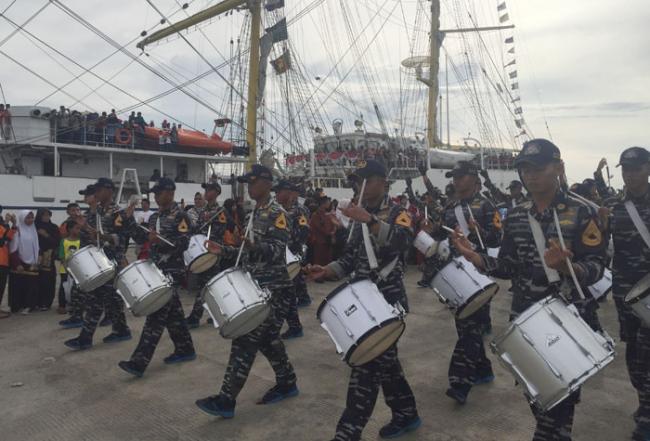 Pengunjung KRI Bima Suci Dihebohkan dengan Aksi Drumband
