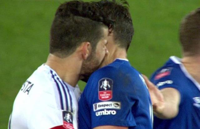 Alamak! Diego Costa Gigit Pemain Everton, Ini Aksinya