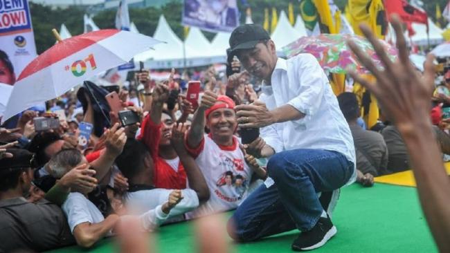 Imbauannya Dipersoalkan, Jokowi: Baju Putih Netral dan Dimiliki Semua Orang
