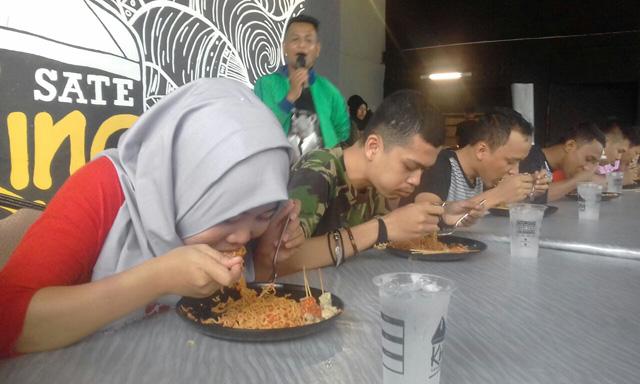 Seru, Lomba Makan Mie dan Sate Super Pedas di King Sate Batam   