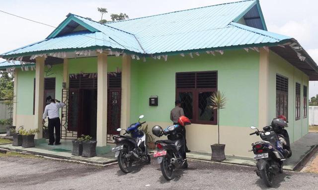 Kantor KUA Meral Dilempar Batu, Kaca Jendela Pecah