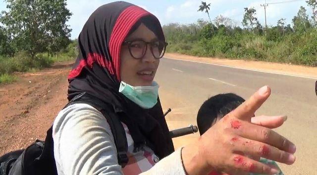 Ibu dan Anak Terjungkal Saat Hindari Debu Truk Bauksit di Bintan