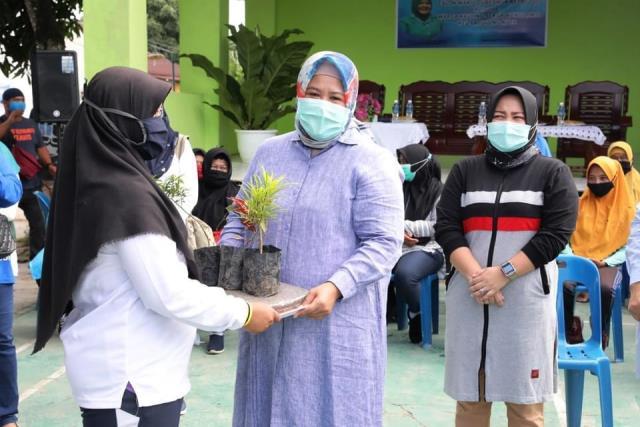 Bagikan 250 Bibit Tanaman, Marlin Ingin Tumbuhkan Sikap Positif Hadapi Covid-19