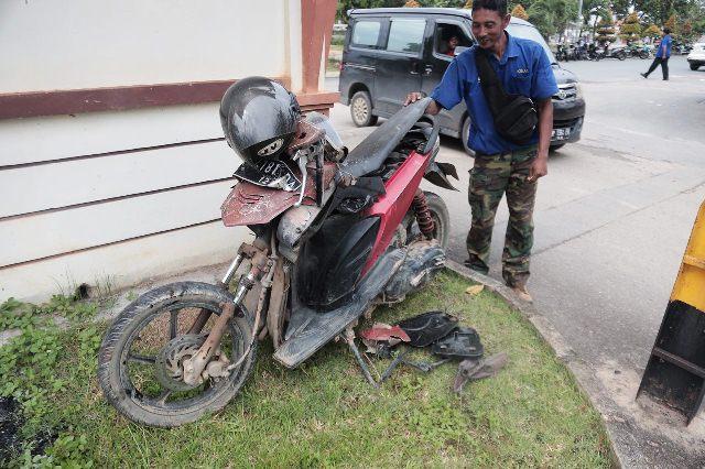 Kaki Limbat Patah Ditabrak Minibus Pengangkut Solar