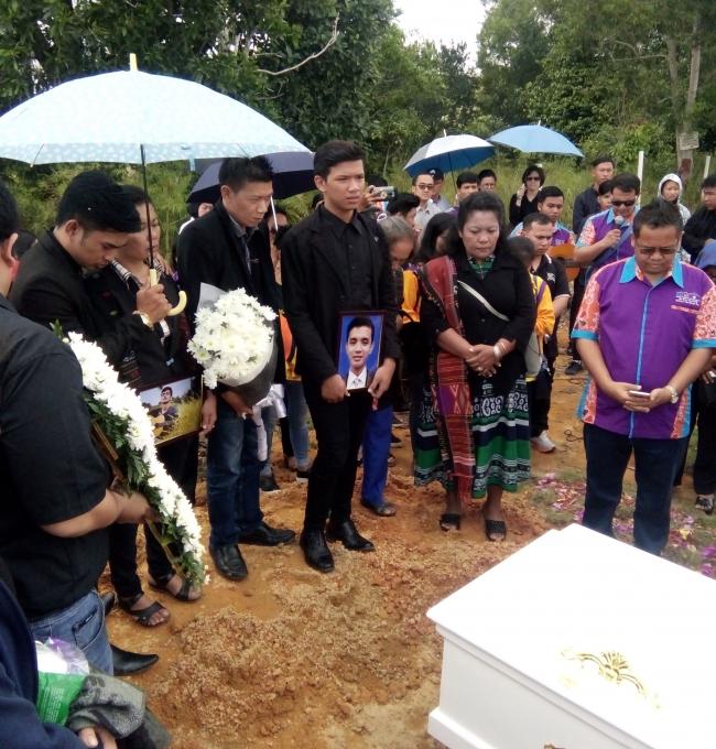Air Mata Pelayat Pecah, Saat Jenazah Angki Piter Diturunkan ke Liang Lahat