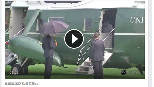 [VIDEO] Rela Jadi Ojek Payung, Presiden Amerika Barack Obama Panen Pujian