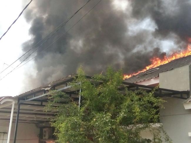 Warga Bakar 4 Rumah Glory Home dan 1 Unit Beko