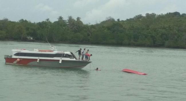 Speed Boat Tenggelam Usai Tersapu Gelombang Kapal Roro Telaga Punggur