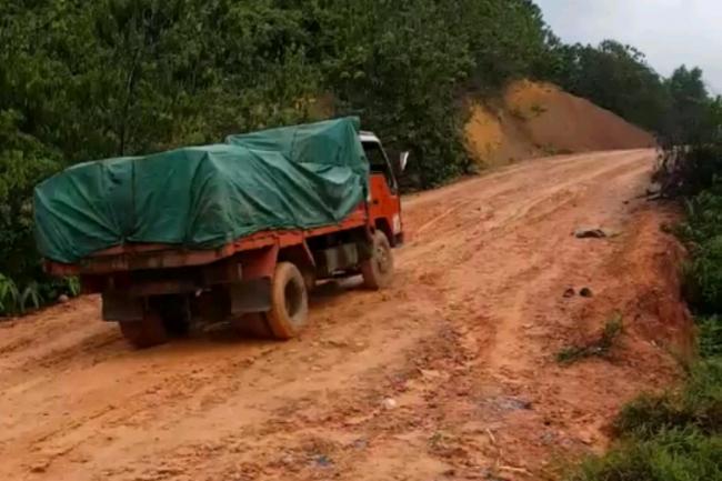Licin Saat Hujan, Tanjakan Pelabuhan Roro Penarik Mengintai Korban