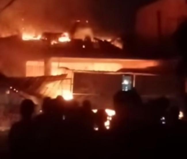 Breaking News: Kebakaran Hanguskan Ruko di Sagulung