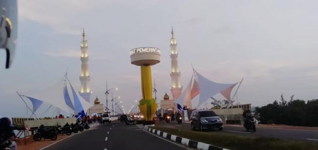 Jadi Destinasi Bersantai Baru Masyarakat Kepri - Area Gerbang Utama Jembatan I Dompak
