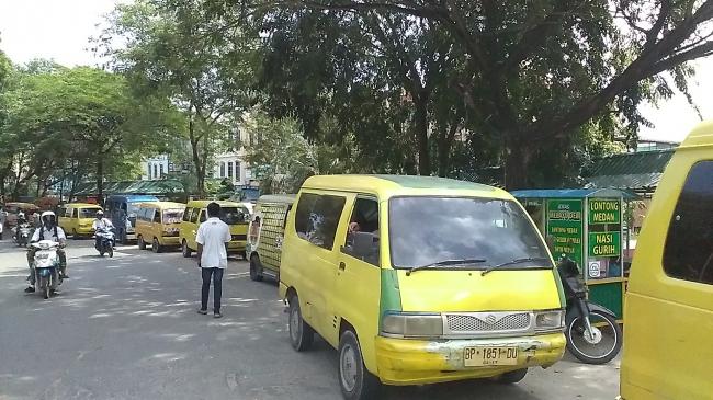 Puluhan Sopir Angkot Demo Kantor Dishub Batam, Penumpang Diturunkan 