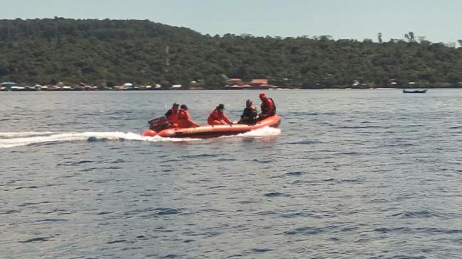 Tim SAR dan Keluarga Kiatwansyah Tabur Bunga, Gelembung Oksigen Muncul di Lokasi