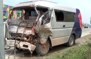Bus Lion Air Tabrak Warung, Dua Orang Tewas di Tempat