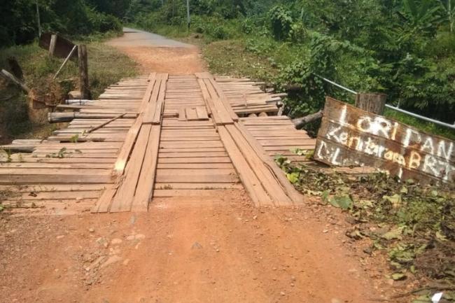 Dinas PU Lingga Perbaiki Jembatan di Dusun Malar