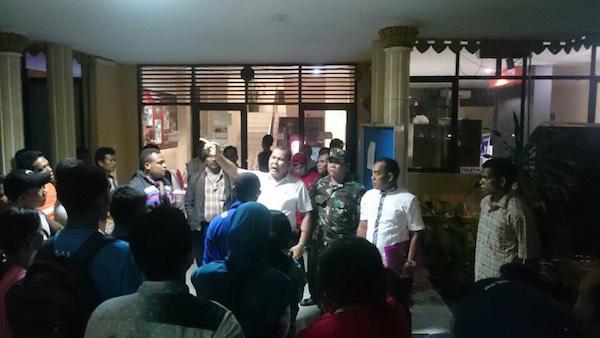 Puluhan Warga Akhirnya Membubarkan Diri dari Kantor Camat Sekupang 